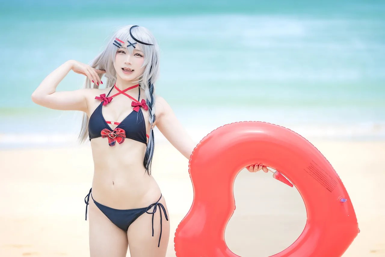 Takanashi Hanari – Sakamata Chloe bikini