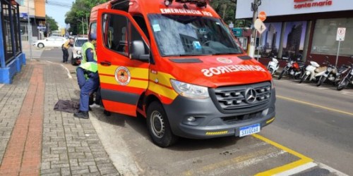 Acidente entre carro e moto deixa jovem ferido no Centro de Chapecó