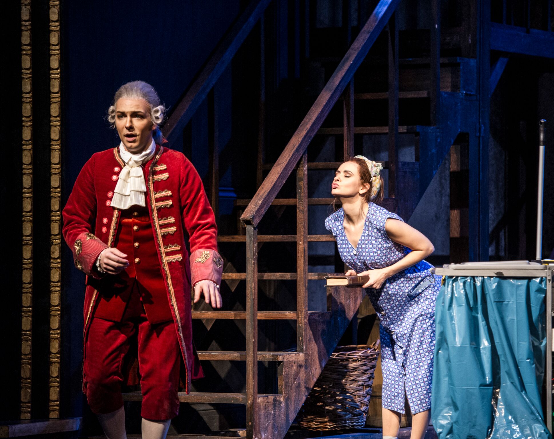 Kjolen har puffermer på siden, små tyll detaljer ved maven med en sløyfe så kle deg ut som disney prinsessen fra tegnefilmen askepott. Vill, slu og høyrøstet: Her er Askepott ingen Disney-prinsesse