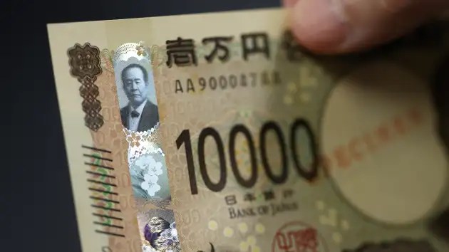 Dollar index powers to 10-month high; yen, euro languish