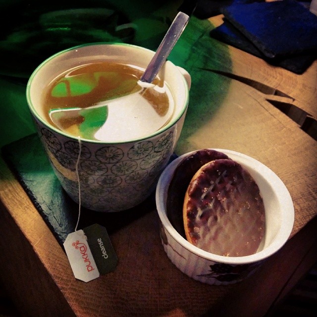 tea and biscuits - thoughts on the early stages on pregnancy // Fiona Lynne