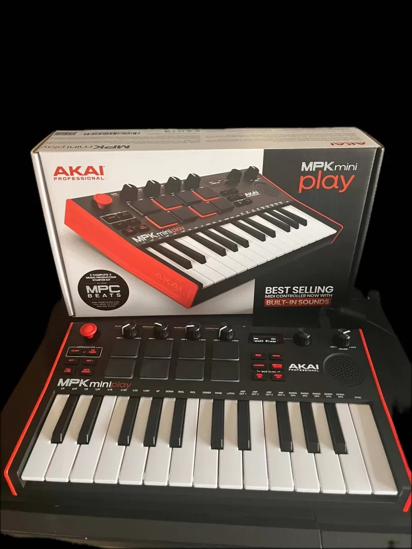 1万円台でこの本格派。AKAI MPK mini Playが「最初のMIDIキーボード