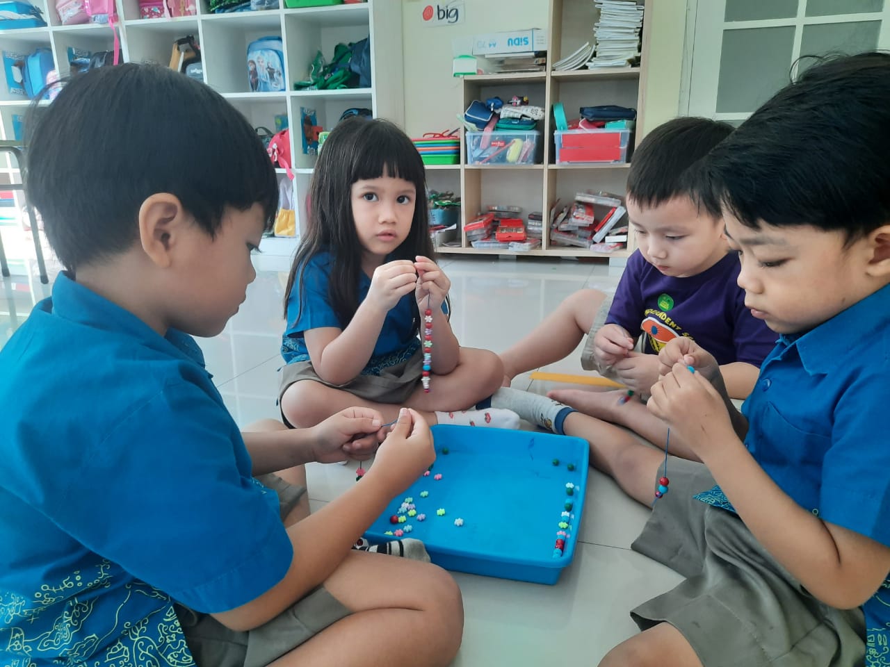 Nursery – Fine Motoric Skill: Treading Beads