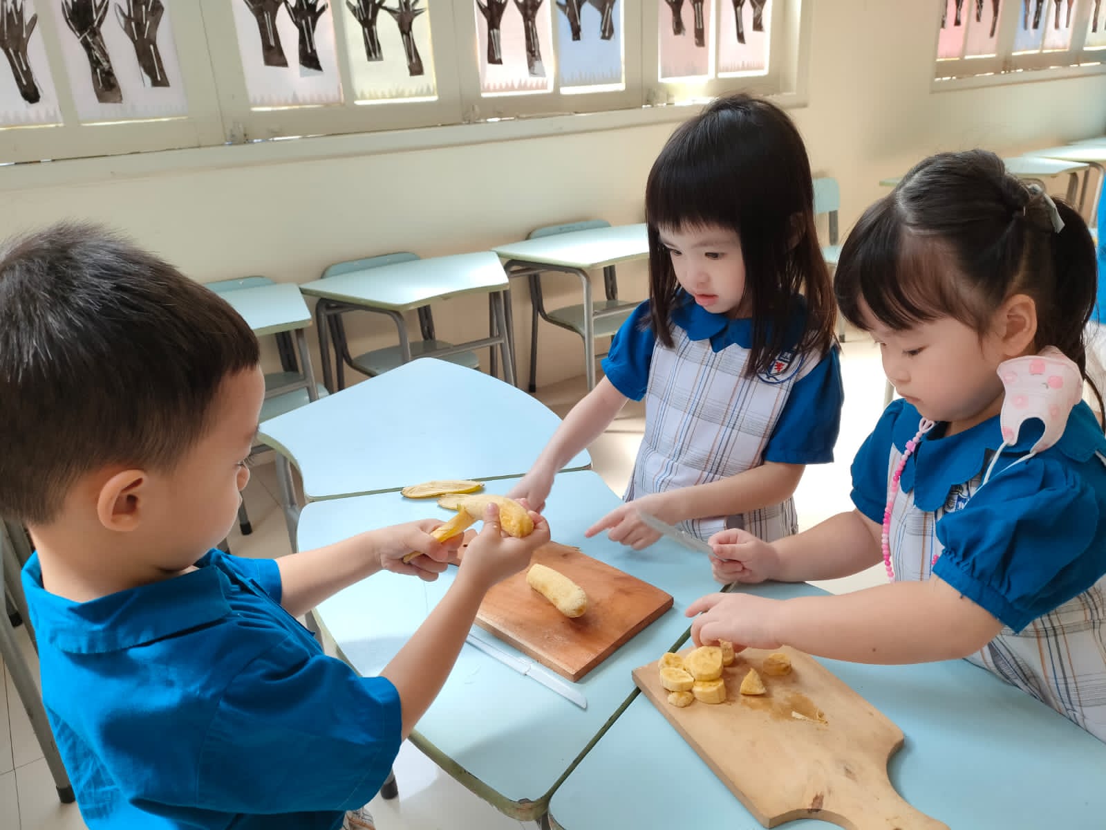 Nursery – Motor: Peeling and cutting banana