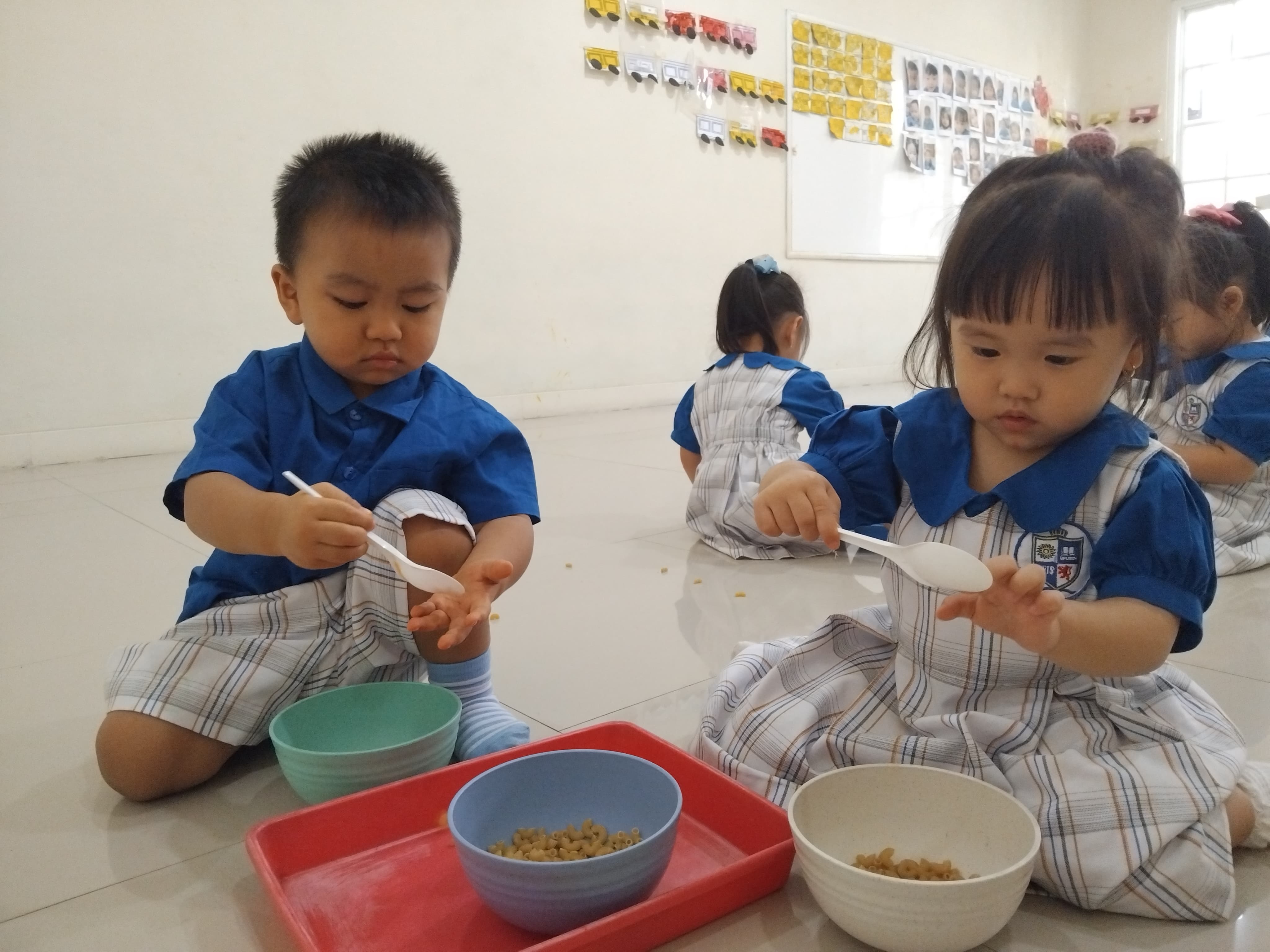 Toddler – Motorics: Spooning the Macaroni