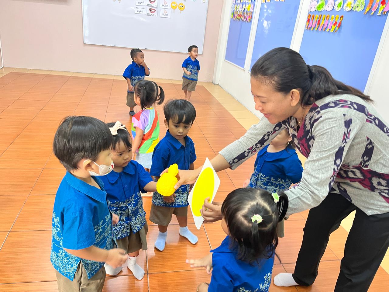 Toddler – Maths: Colours around Me