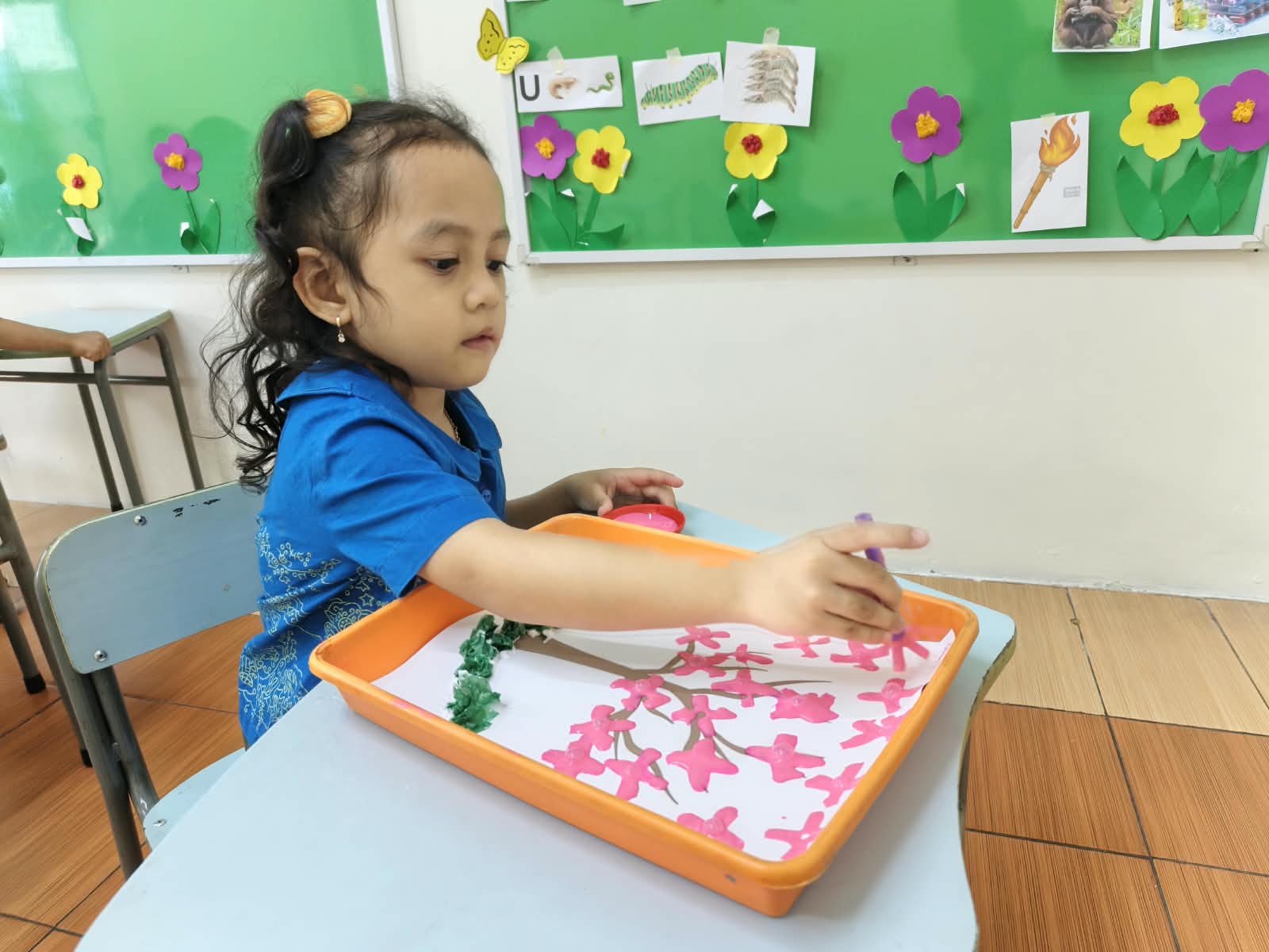 Nursery – Arts: Crumpling and Stamping