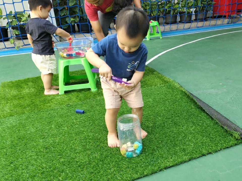 Baby Class – Motoric: Scoop the Blocks