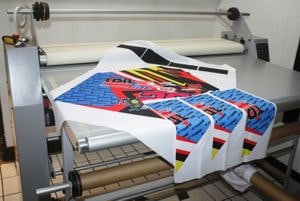 Customer juga dapat menggunakan kain sendiri asalkan kain teresebut berbahan dasar polyester. Aplikasi Teknik Printing Kain Dengan Tinta Sublim Terbaik Pada Bahan Polyester