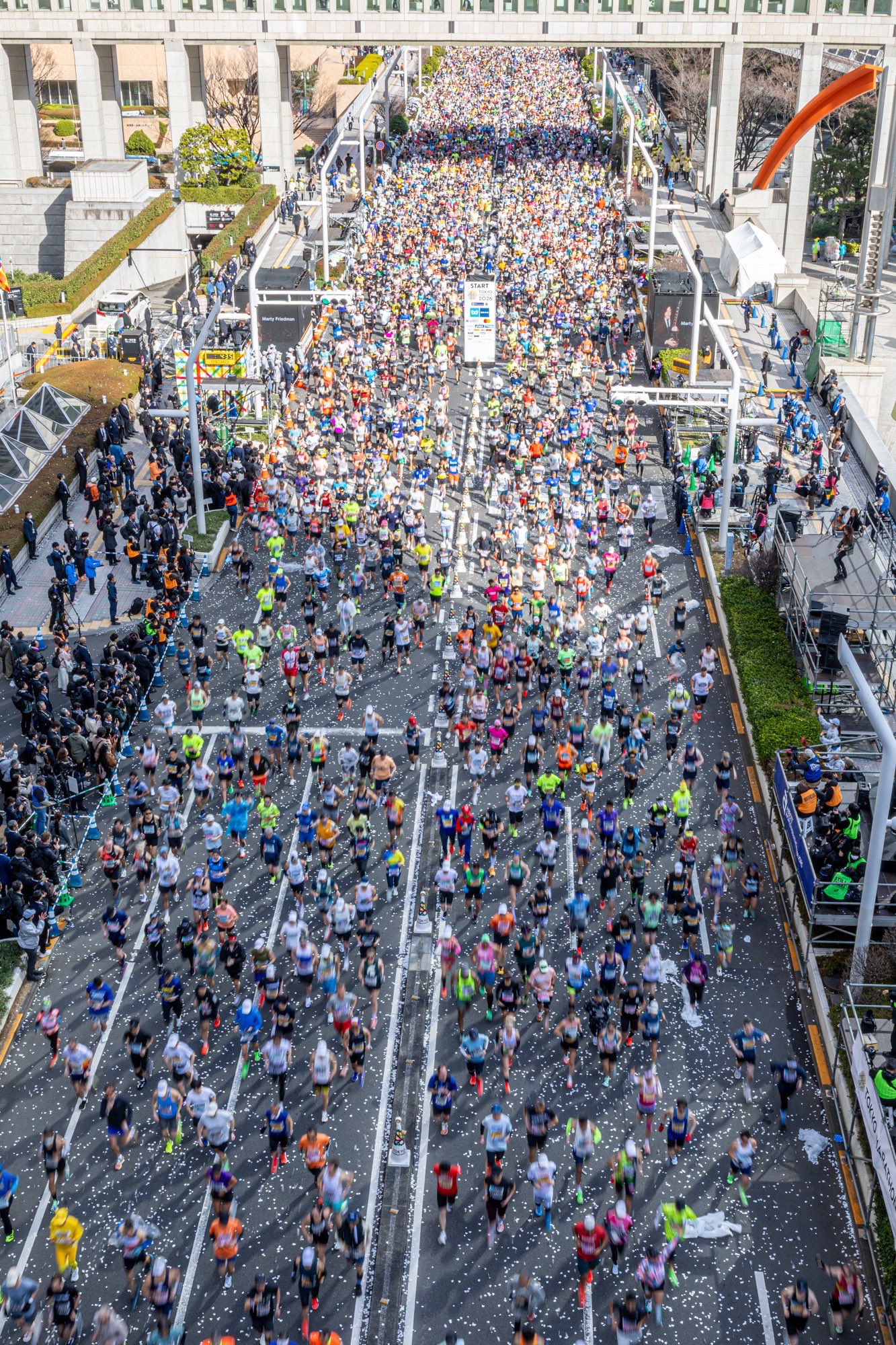 山田渉在東京馬拉松終點力竭跪地，醫護人員上前攙扶。