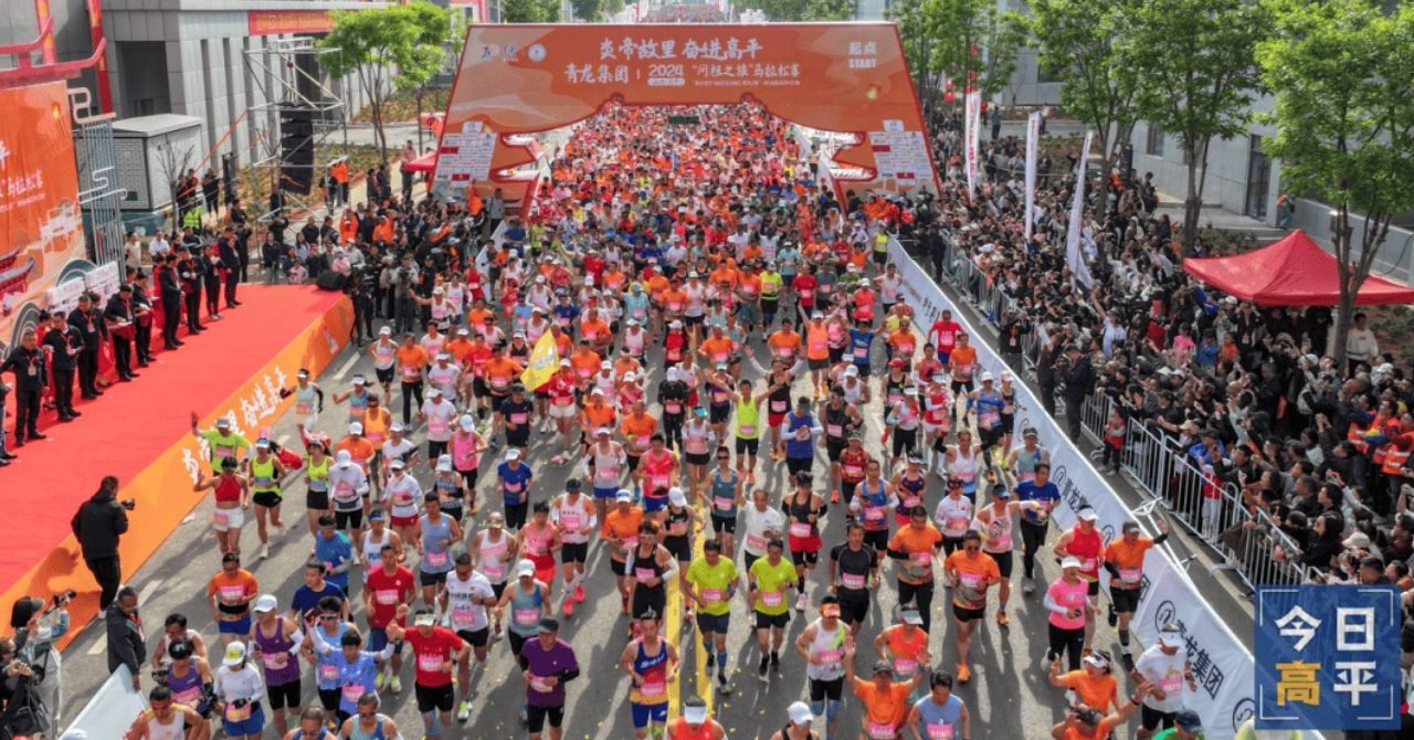 跑者衝過馬拉松終點線，背景顯示大幅縮水的冠軍獎金。