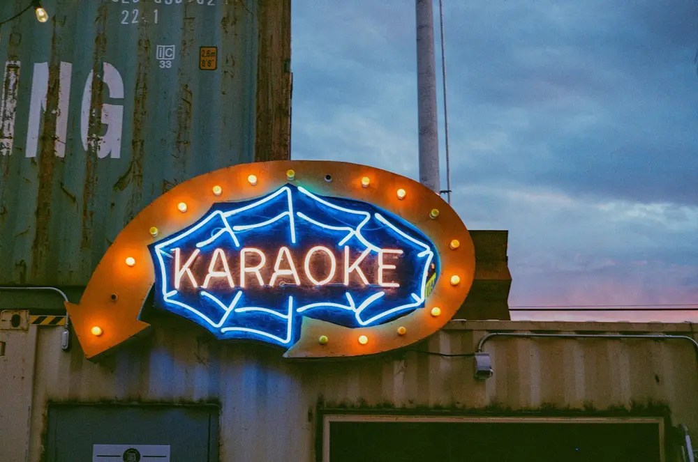 letrero de un bar de karaoke