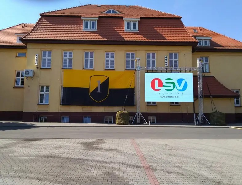 duży baner tekstylny na budynku