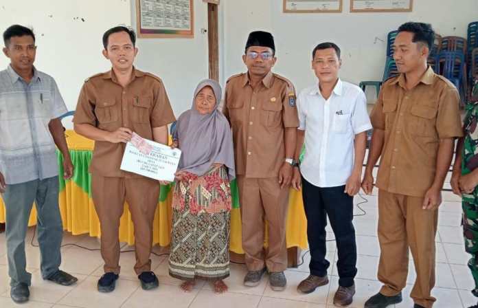 Suasana foto bersama seusai penyaluran BLT-DD Air Lelangi bersama Camat Ulok Kupai, Senin (25/03/2024). Flamboyan Foto/Deni Suasana foto bersama seusai penyaluran BLT-DD Air Lelangi bersama Camat Ulok Kupai, Senin (25/03/2024). Flamboyan Foto/Deni