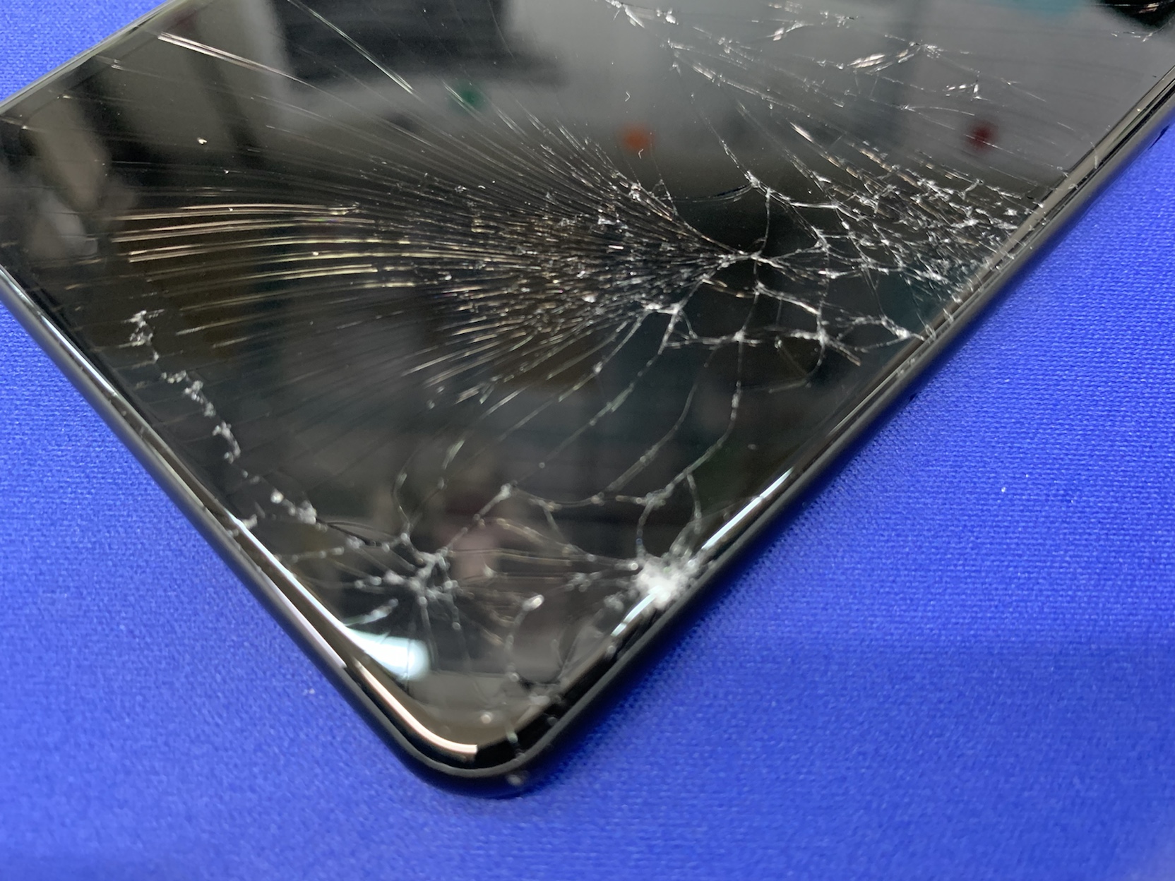 Xperia AceⅡの「落として画面が割れた！」を即日修理