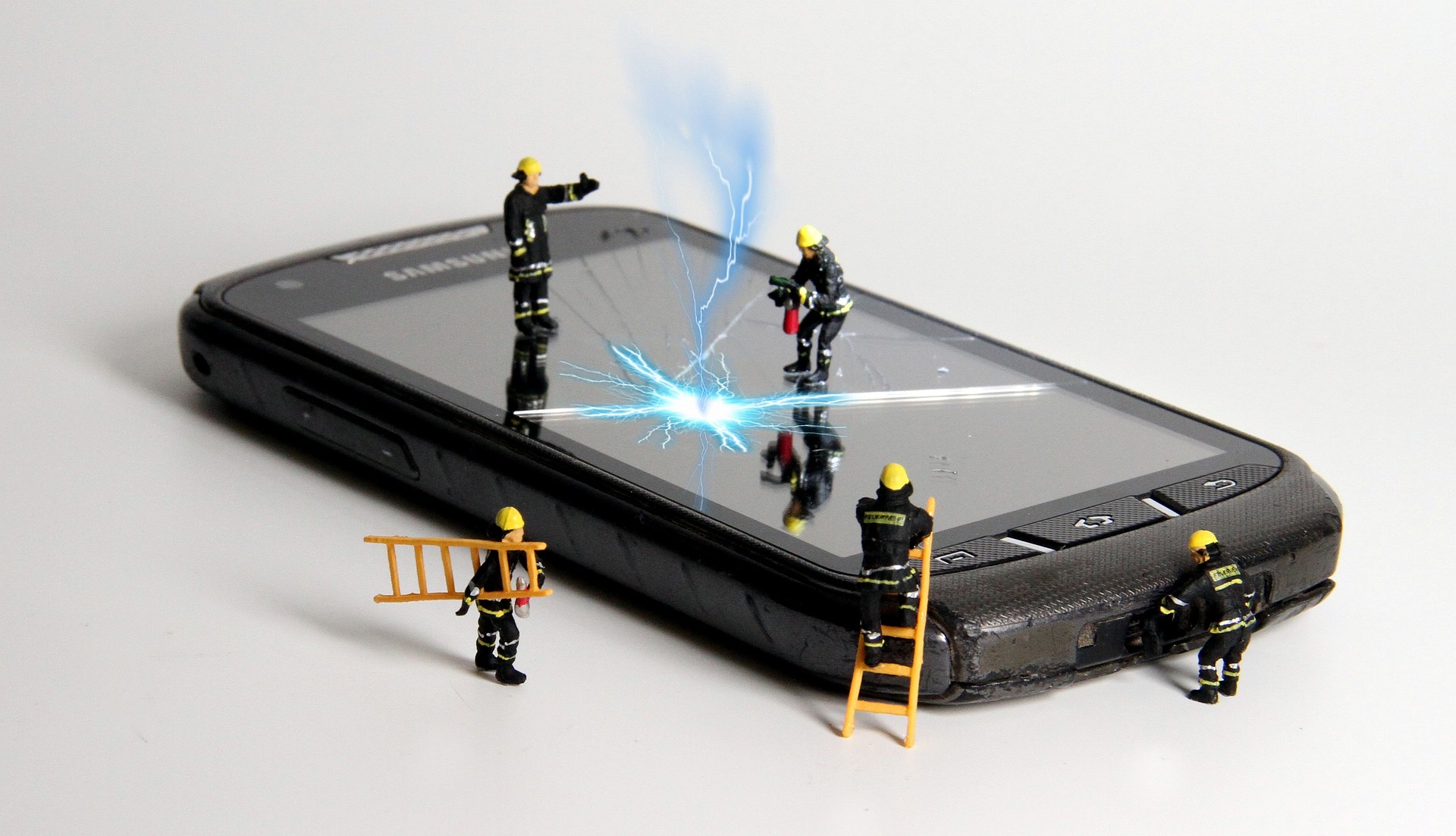 iPhone修理でデータは消える？初期化しないで修理できる業者は