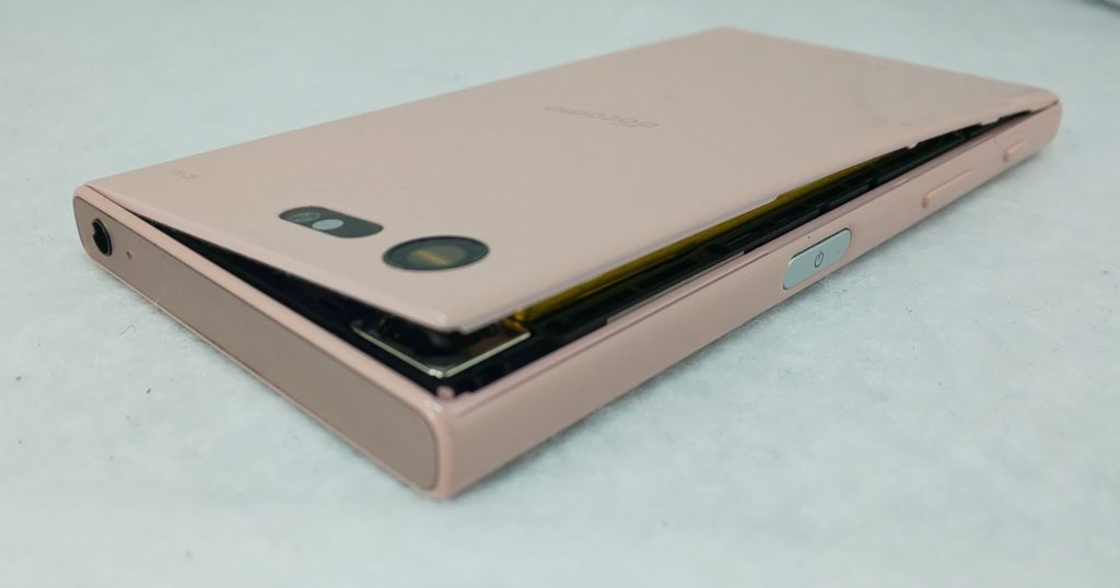 スマートフォン 廃棄パネル X compact(SO-02J)】バッテリーが膨らんで、背面パネルが浮い