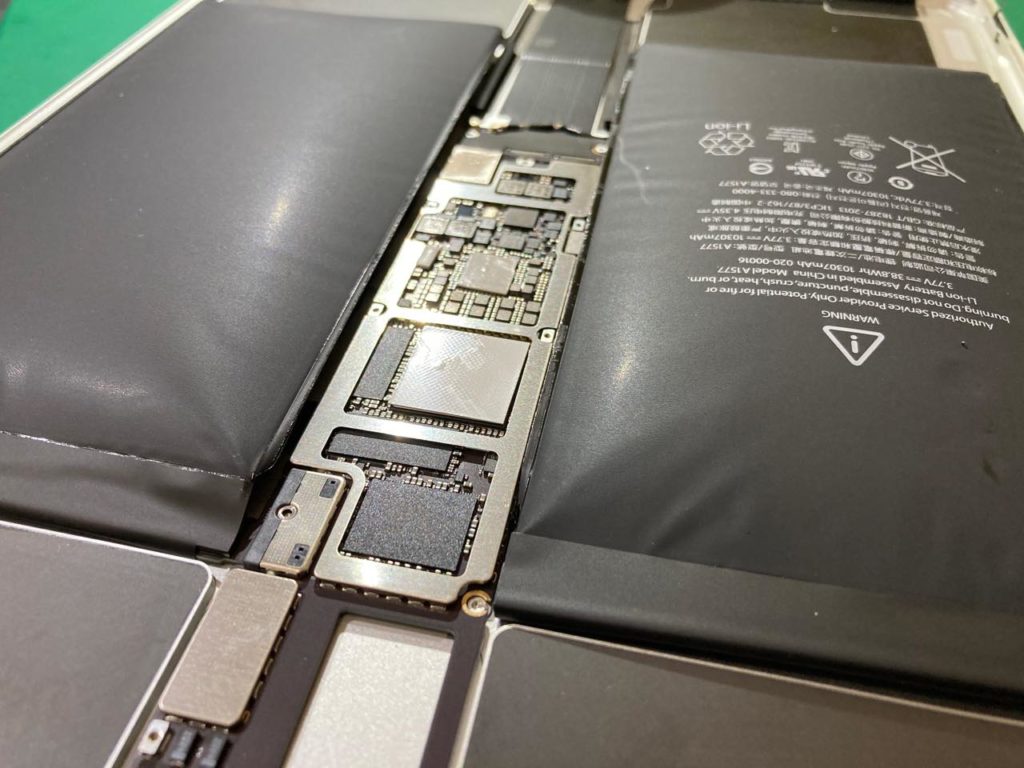 交換】iPad Pro12.9のバッテリーが膨張で画面浮き!? | 【スマホ
