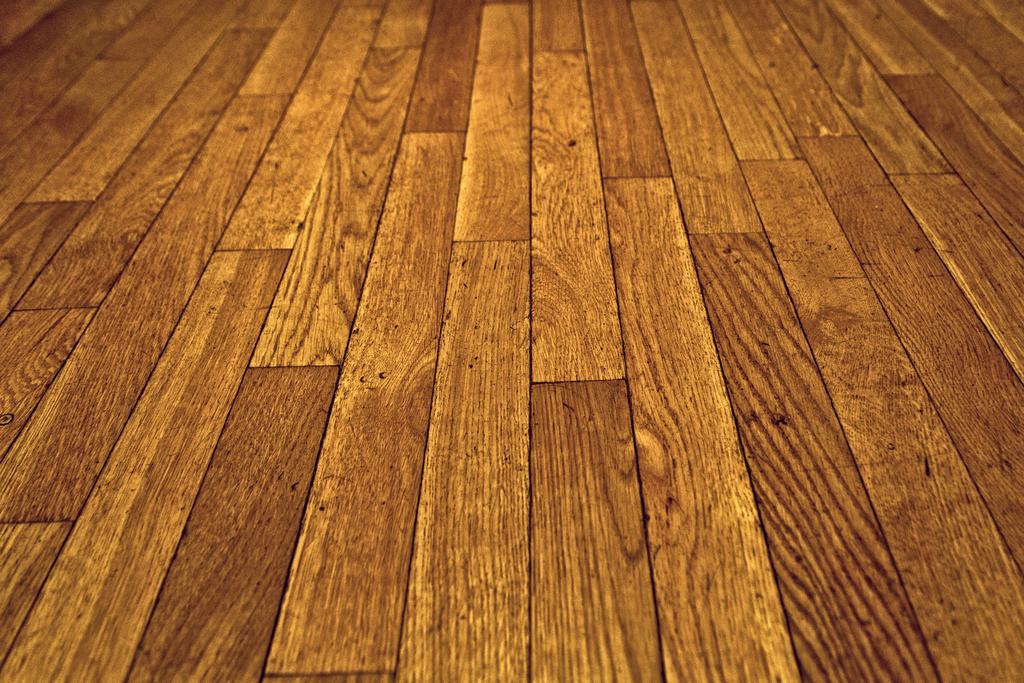 Comment enlever une tache noire sur du parquet