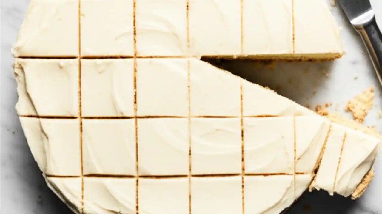 A guide to how many people a 10-inch round cake feeds, showing the cake with a slice removed to illustrate portion size.