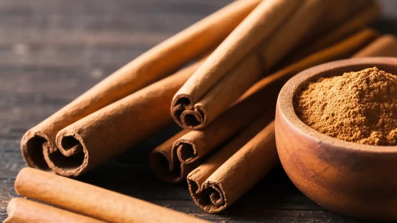 Two bowls showing the difference between Cassia and Ceylon cinnamon, with a cup of cinnamon tea, illustrating the safe daily dosage.
