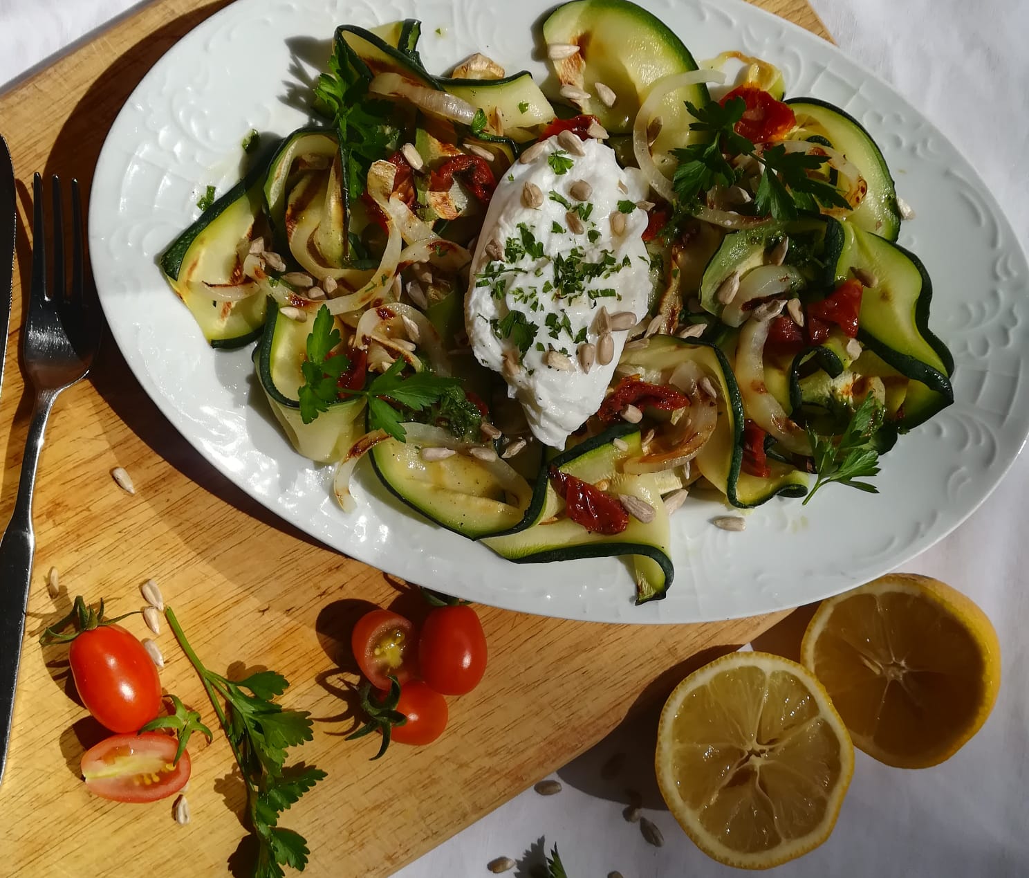 Zucchini Tagliata mit pochiertem Ei