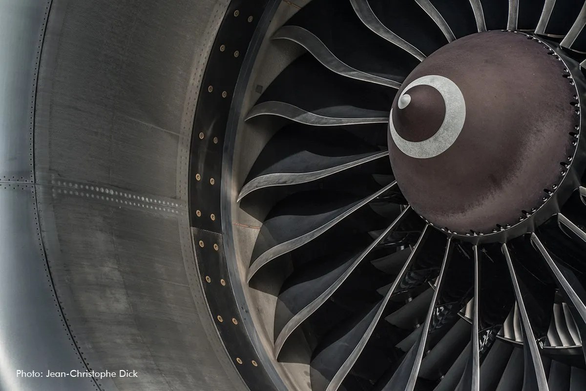 GE90 Engine with Carbon Fiber fan blades Photo: jcd.photo