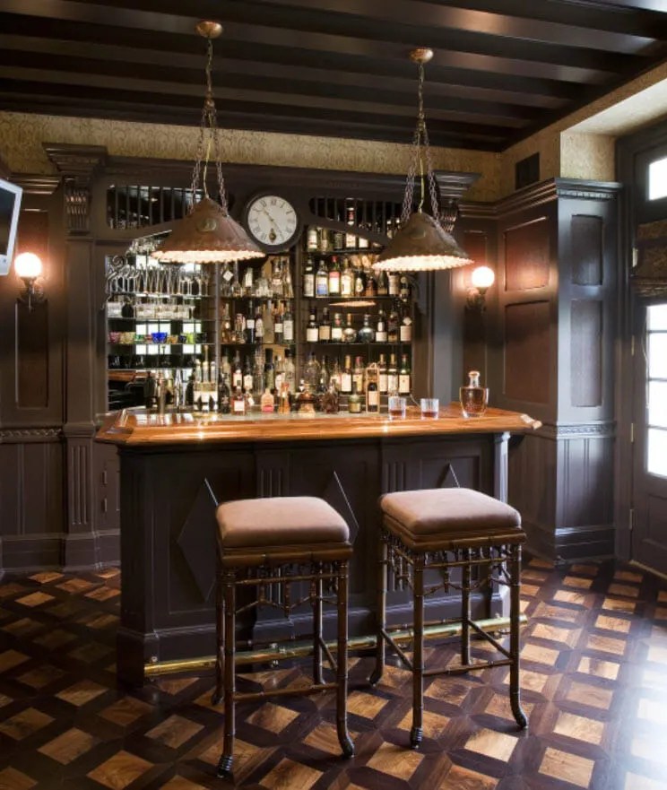 Large Pub-Style Bar Large Pub-Style Bar