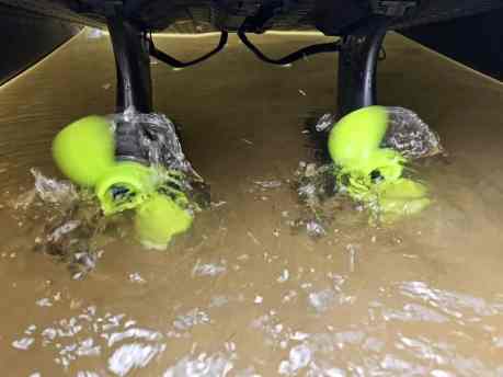 Twin Force Bellyboat Motor im Wasser.