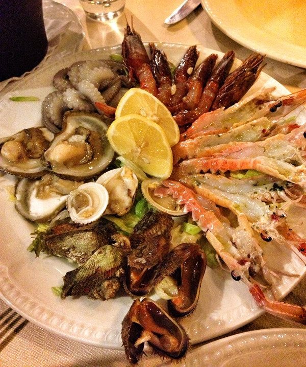 Tinha até polvo cru! - I Due Foscari (Molfetta) - Foto: Simone Tortini