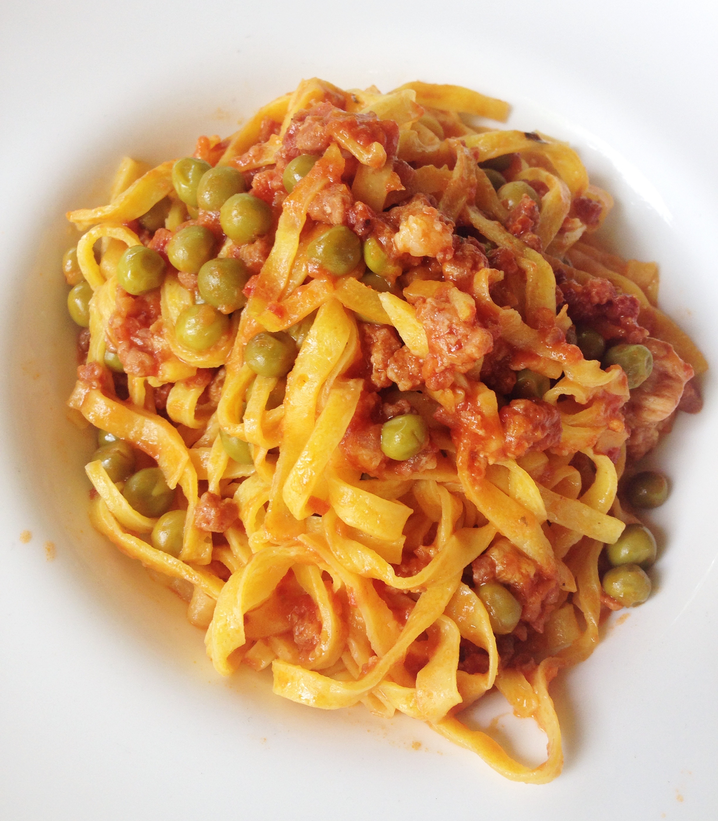 Tagliatelle al ragù e piselli