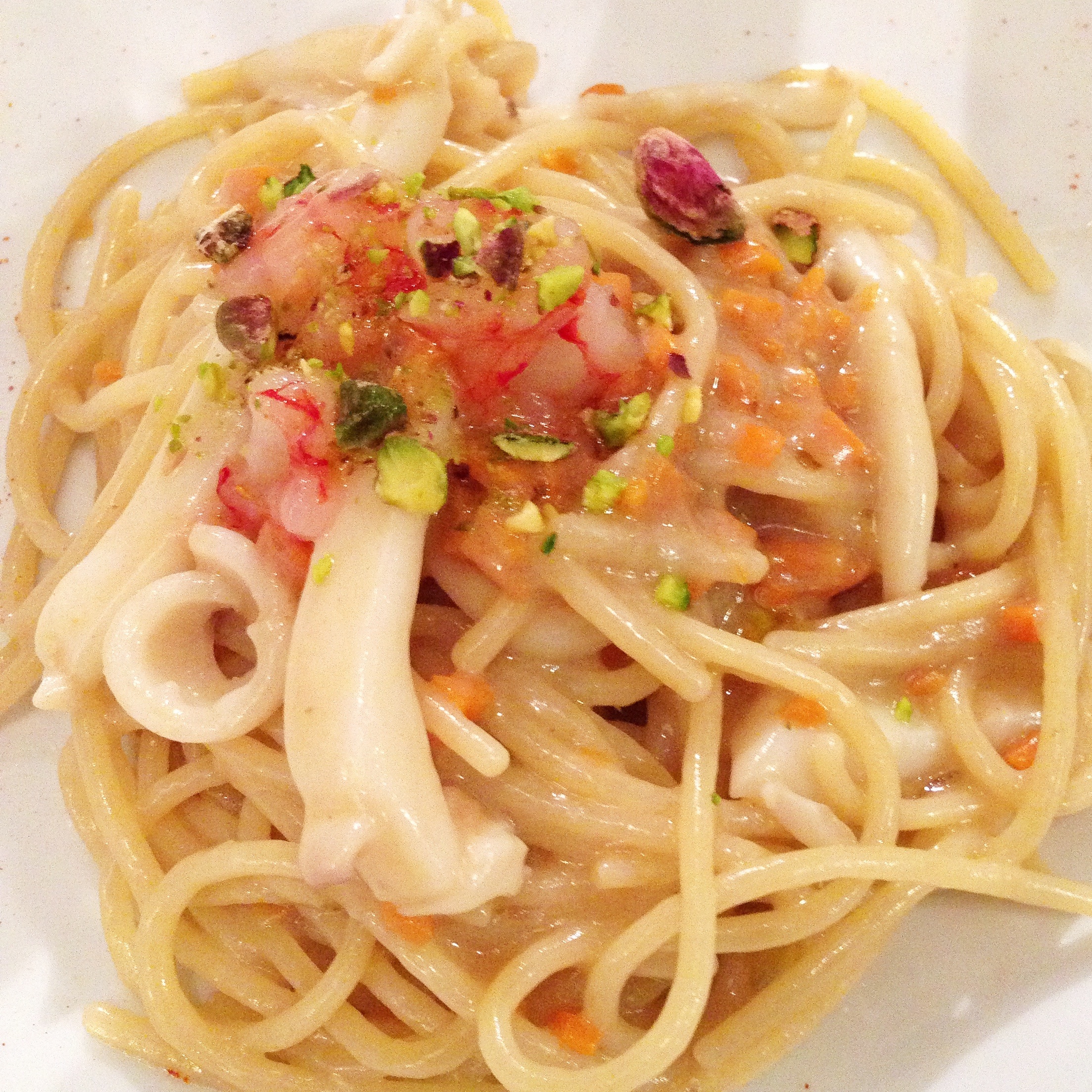 Spaghetti con calamari, gamberi crudi e pistacchi