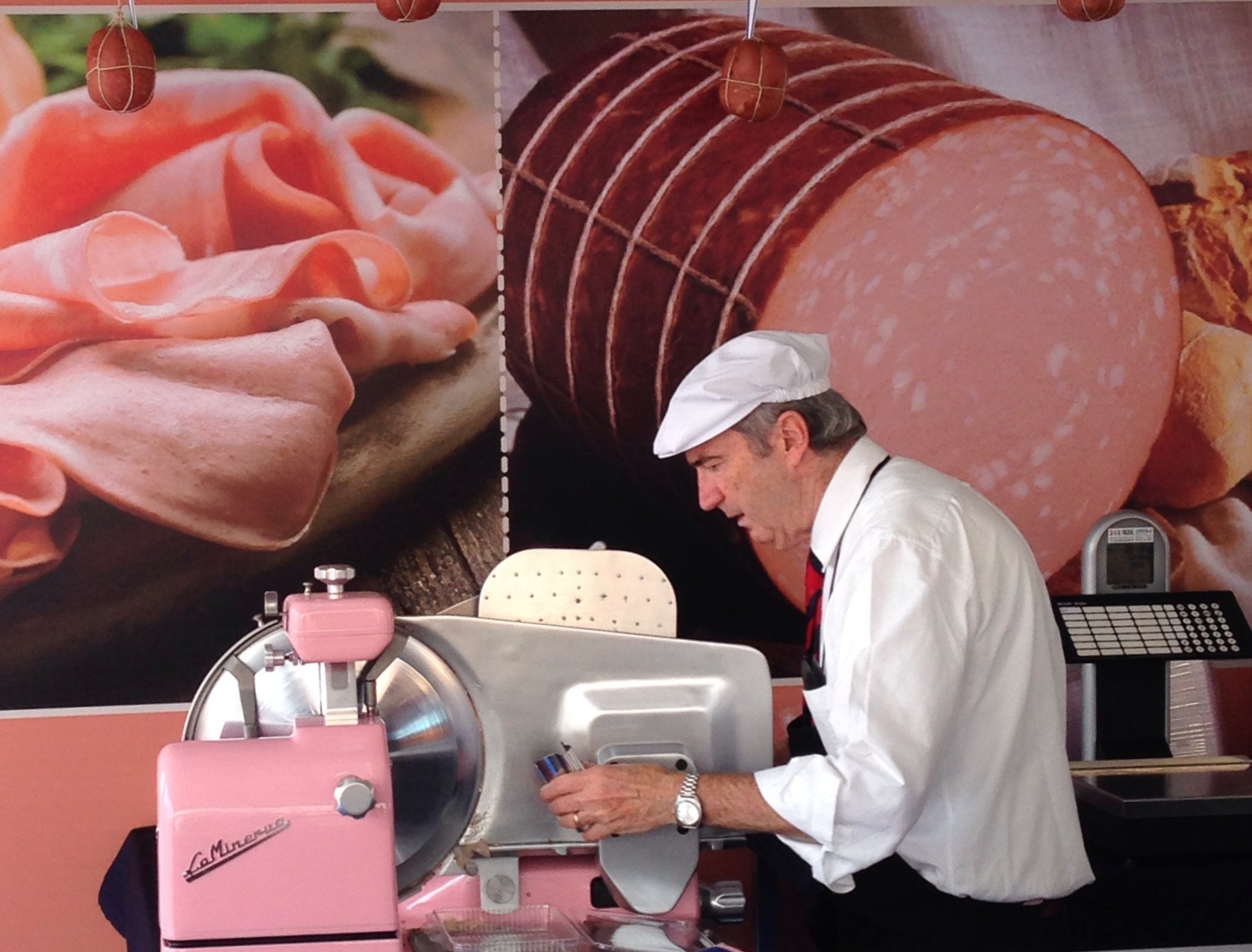 Fatiador rosa, senhor bolonhês... Viva a mortadella!
