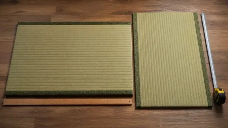 長方形の置き畳2枚で長さ方向と幅方向を確認する様子