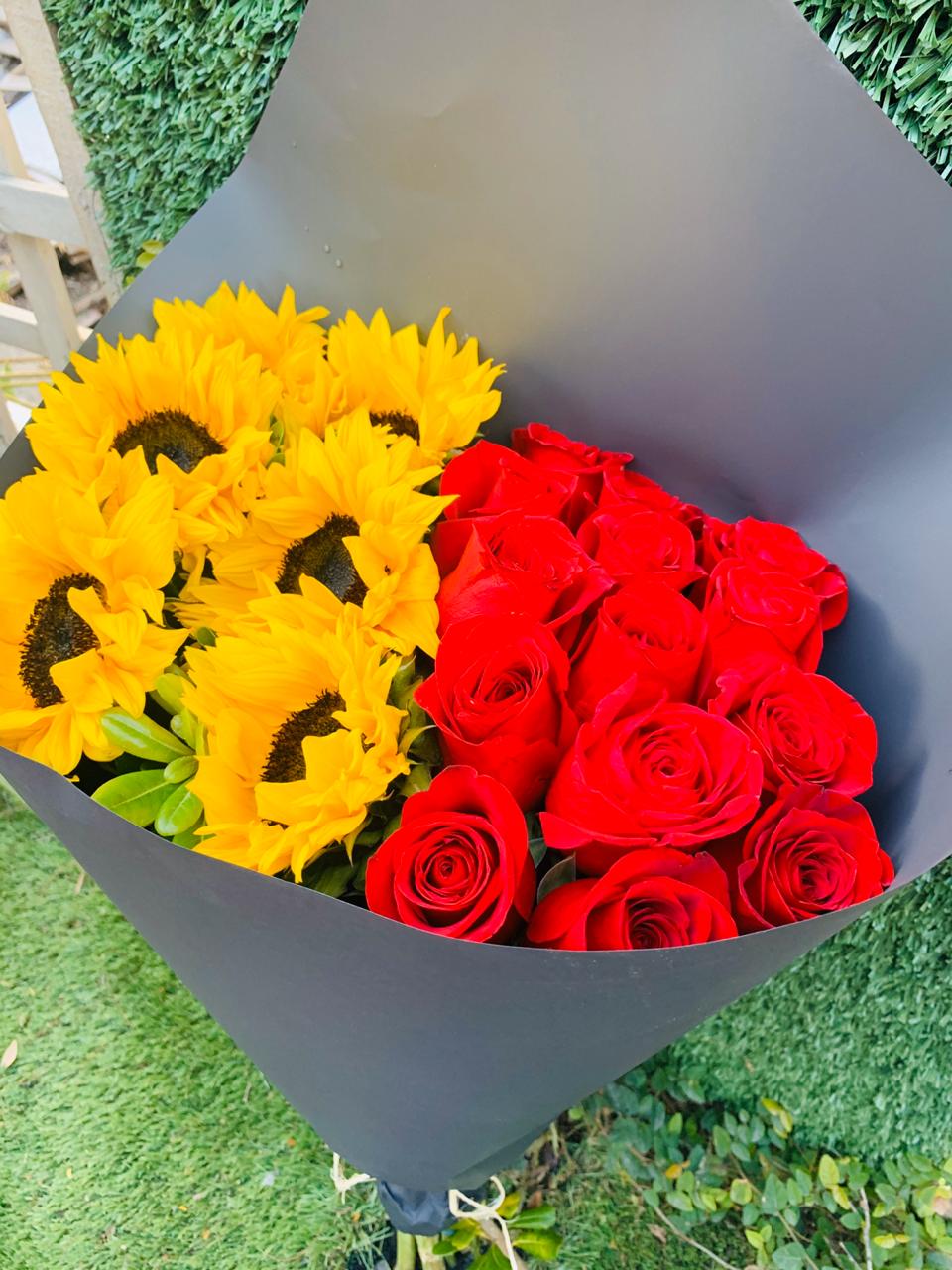 Hermoso Bouquet de Rosas y Girasoles BOU160 Floreria y Regalos