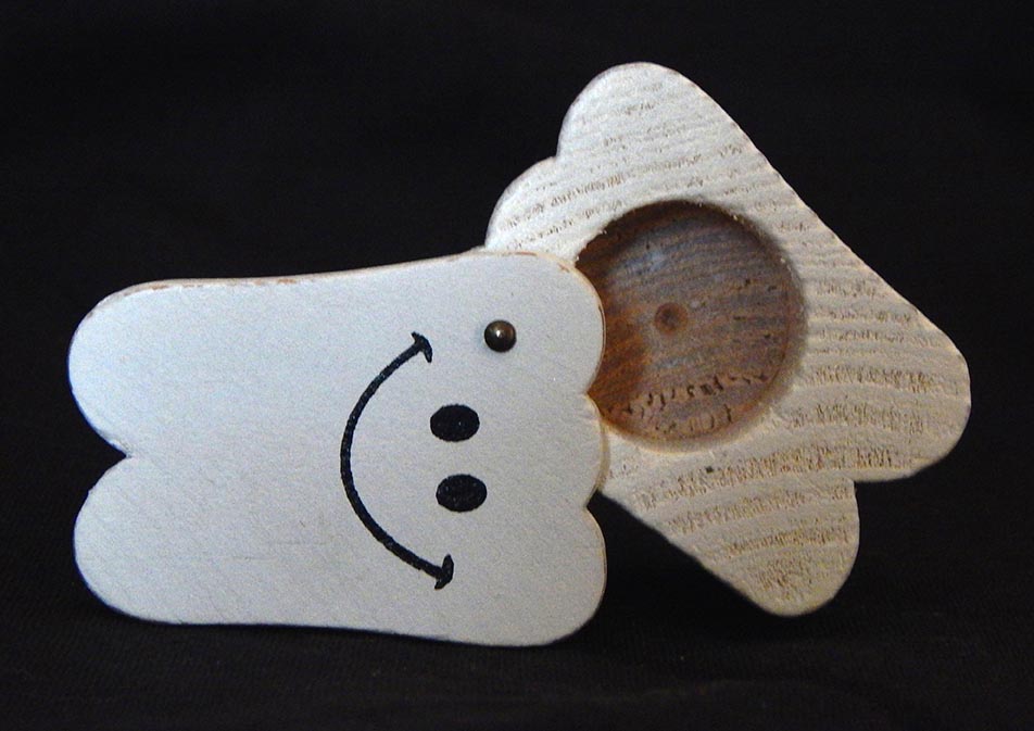 Holds child's fallen-out baby teeth for the "tooth fairy" to exchange for money.-USA-American-Wood-1 3/4" x 1 1/8"