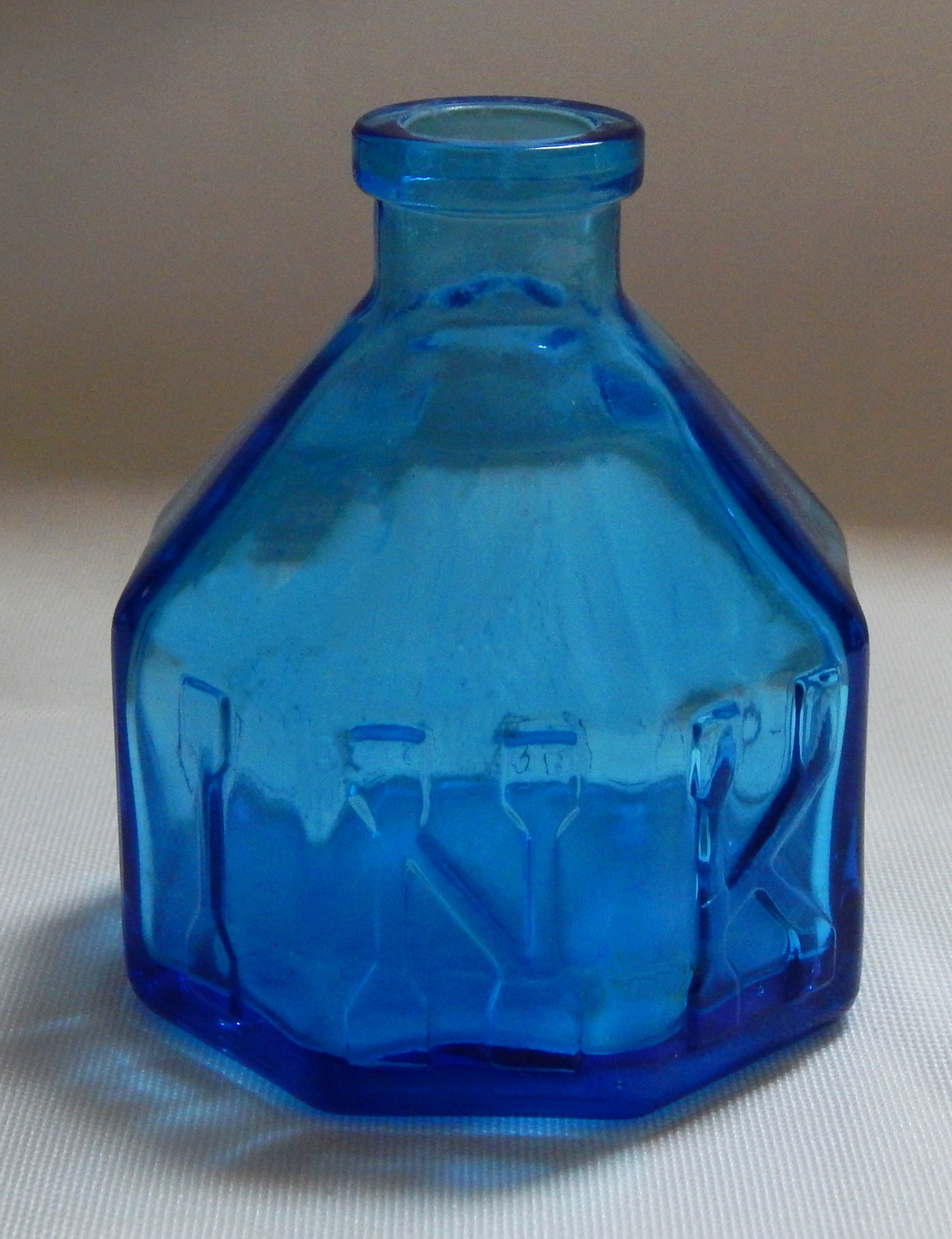 Container for ink used in fountain pens-USA-Global past-Glass-2 1/2" x 2"