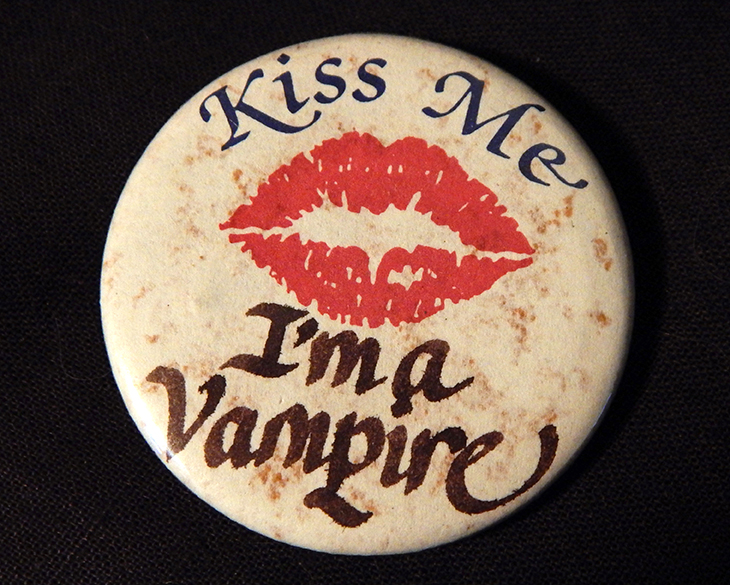 Pin, "Kiss Me, I'm a vampire"