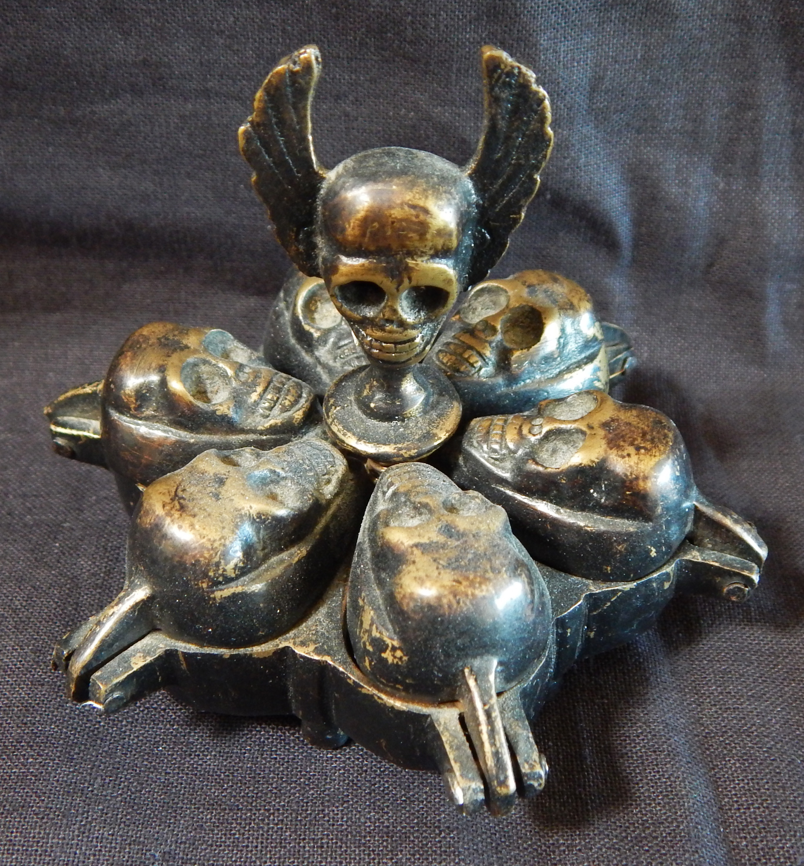 Skull container (closed)