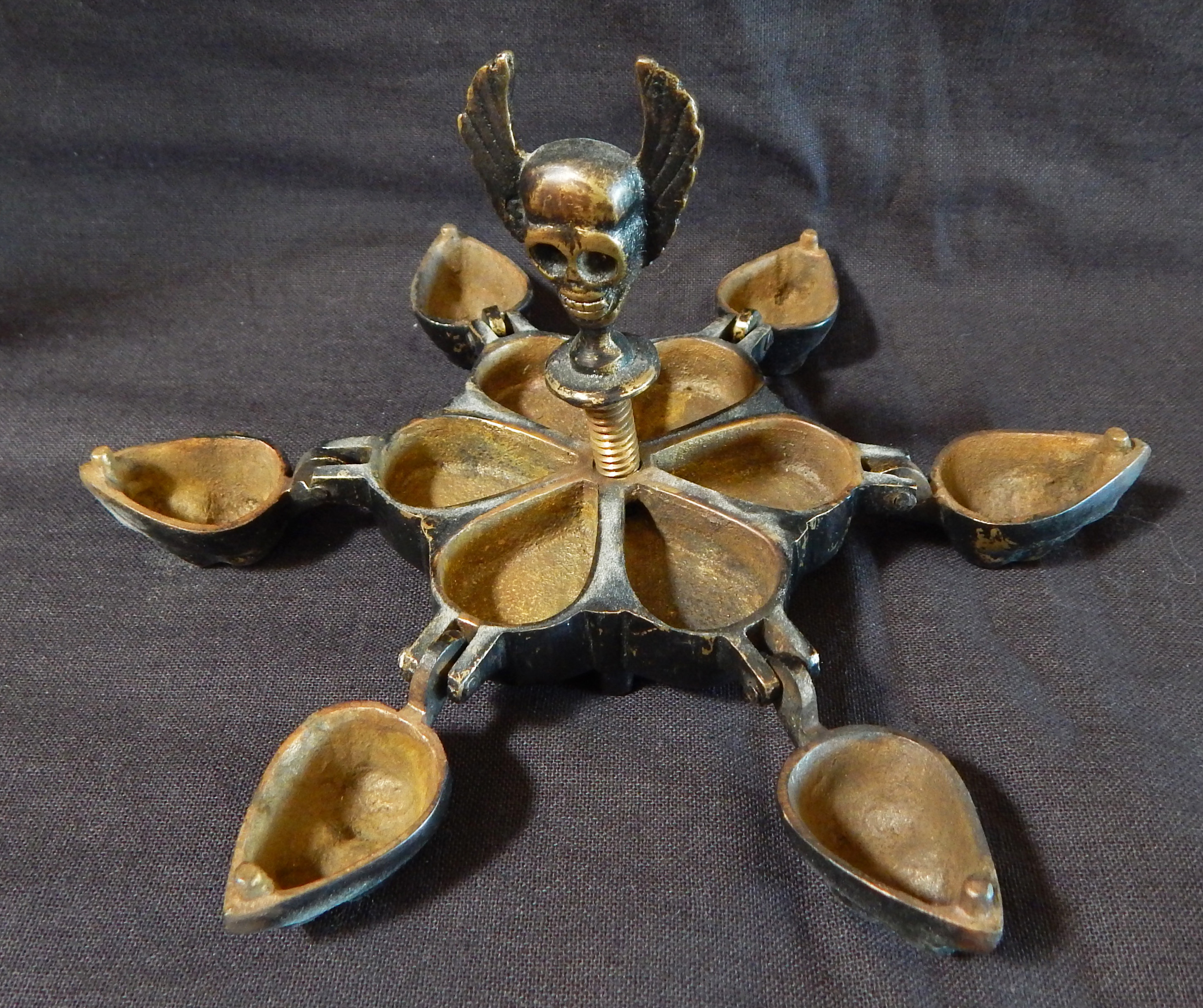 Skull container (open)