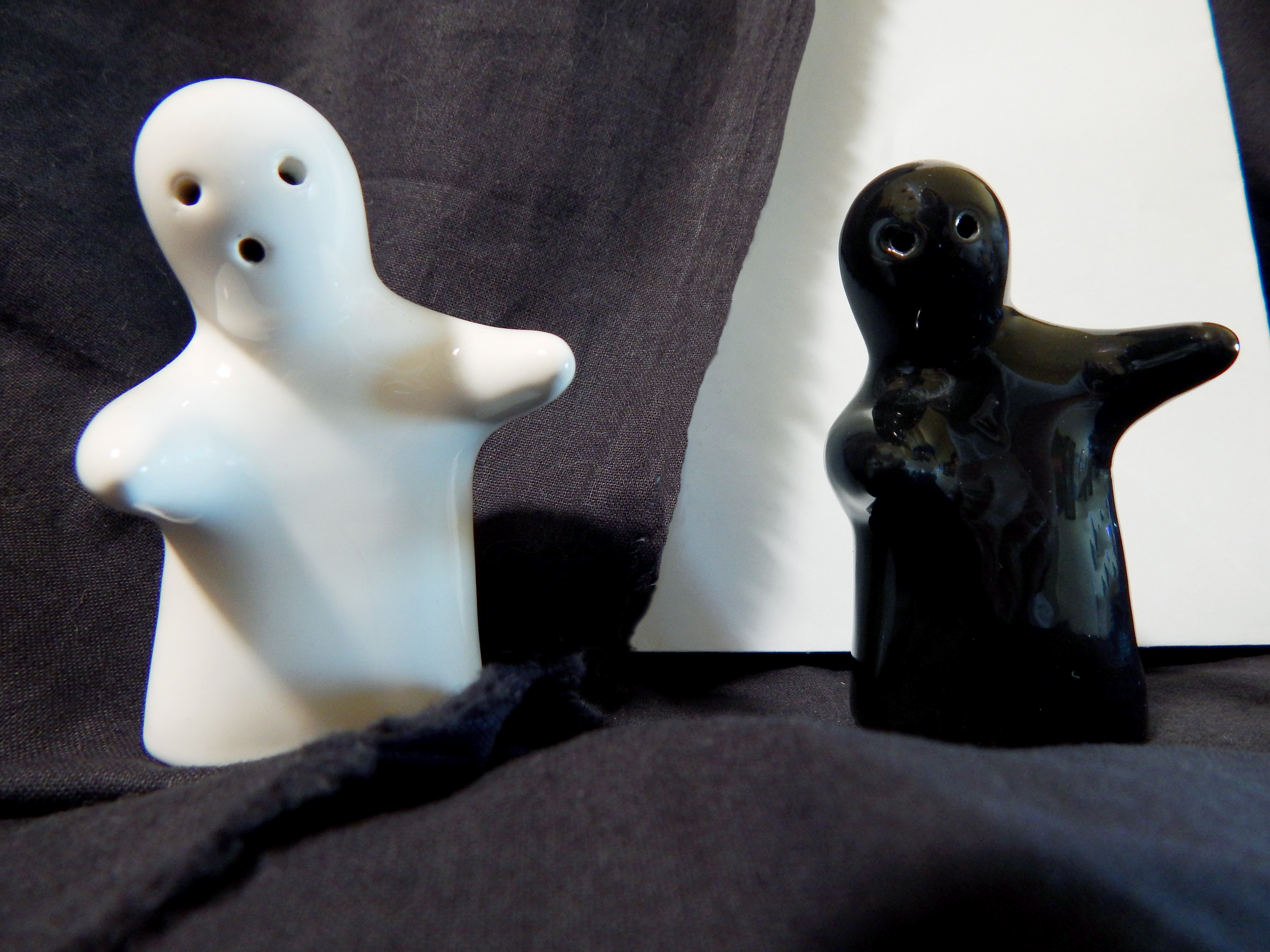 Ceramic ghost-like interlocking objects