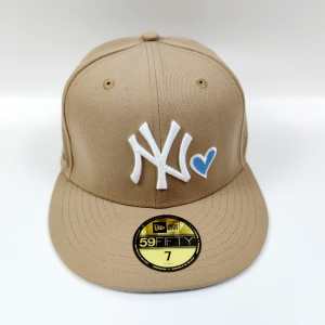 New Era Tan Yankees 27th World🌍 championships logo, Blue heart 💙 – Icy blue UV.