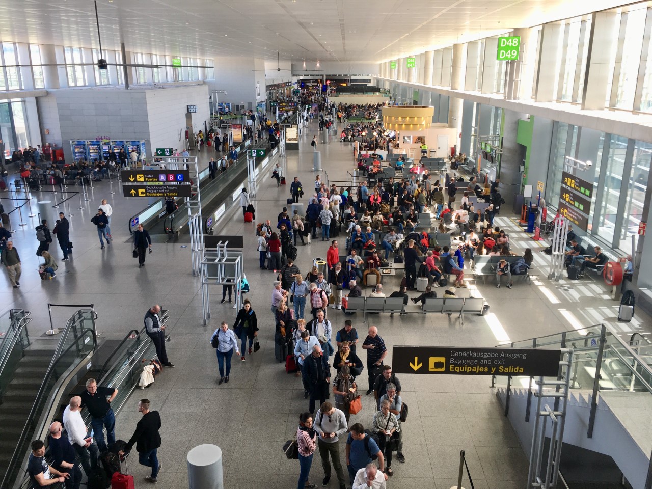 Du trenger ikke melde fra til nav hvis du har avtalt med arbeidsgiver at du får utsatt ferien mens du er sykemeldt. Nordmenn Noler Feriereiser Til Utlandet Forst I Host Flysmart24 No