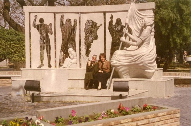 Monumento contra el terrorismo de estado en Paraná, de la artista Amanda Mayor