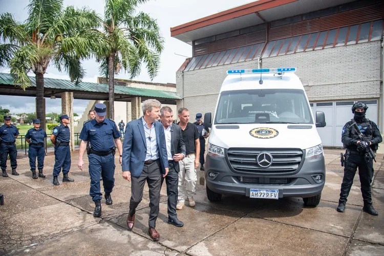 Móvil policial entregado por Frigerio