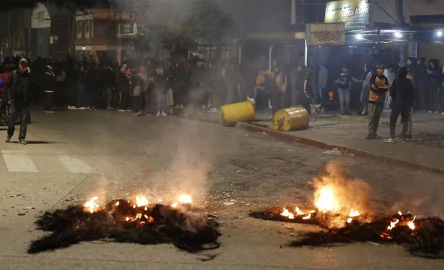 La manifestación en barrio General Mosconi incluyó duros reproches a las autoridades provinciales y terminó con piedrazos, gases y balas de goma. Foto: Agencia NA/Redes.