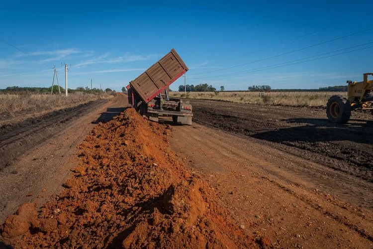 Camión volcando ripio en una ruta