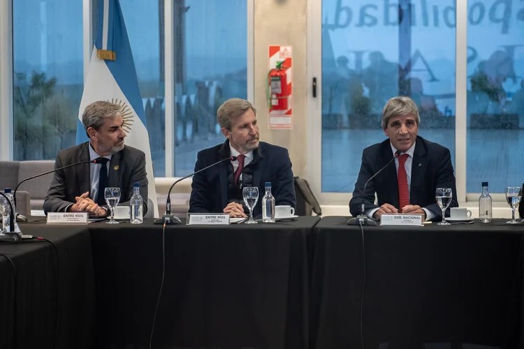 Rogelio Frigerio junto al Ministro Luis Caputo