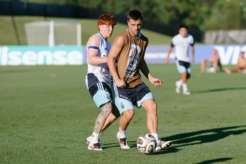 Giovani Lo Celso controla la pelota ante la marca de Valentín Barco, en el entrenamiento argentino.