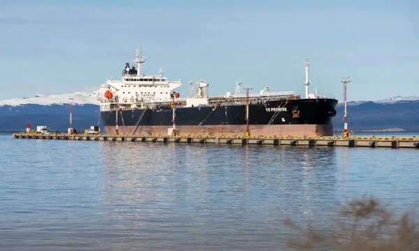 El petrolero Promise, de bandera británica y dedicado al transporte de crudo, amarrado en el puerto de Ushuaia, capital de la provincia de Tierra del Fuego, que incluye a Malvinas